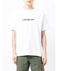 weißes und schwarzes bedrucktes T-Shirt mit einem Rundhalsausschnitt von A Bathing Ape