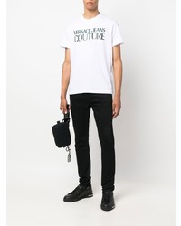 weißes und schwarzes bedrucktes T-Shirt mit einem Rundhalsausschnitt von VERSACE JEANS COUTURE