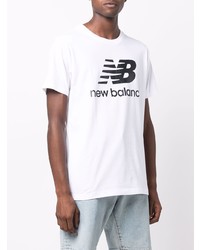 weißes und schwarzes bedrucktes T-Shirt mit einem Rundhalsausschnitt von New Balance