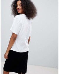 weißes und schwarzes bedrucktes T-Shirt mit einem Rundhalsausschnitt von Monki