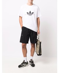 weißes und schwarzes bedrucktes T-Shirt mit einem Rundhalsausschnitt von adidas