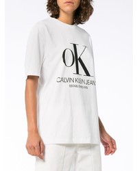 weißes und schwarzes bedrucktes T-Shirt mit einem Rundhalsausschnitt von Calvin Klein Jeans Est. 1978