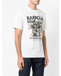 weißes und schwarzes bedrucktes T-Shirt mit einem Rundhalsausschnitt von Barbour By Steve Mc Queen