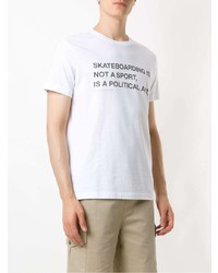 weißes und schwarzes bedrucktes T-Shirt mit einem Rundhalsausschnitt von OSKLEN