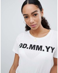 weißes und schwarzes bedrucktes T-Shirt mit einem Rundhalsausschnitt von Noisy May