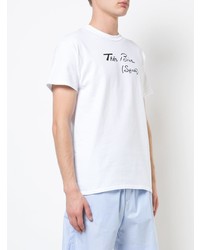 weißes und schwarzes bedrucktes T-Shirt mit einem Rundhalsausschnitt von Très Bien