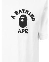 weißes und schwarzes bedrucktes T-Shirt mit einem Rundhalsausschnitt von A Bathing Ape