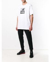 weißes und schwarzes bedrucktes T-Shirt mit einem Rundhalsausschnitt von New Balance