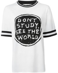 weißes und schwarzes bedrucktes T-Shirt mit einem Rundhalsausschnitt
