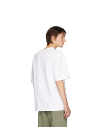 weißes und schwarzes bedrucktes T-Shirt mit einem Rundhalsausschnitt von Linder