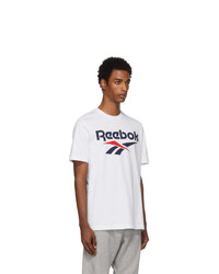 weißes und schwarzes bedrucktes T-Shirt mit einem Rundhalsausschnitt von Reebok Classics