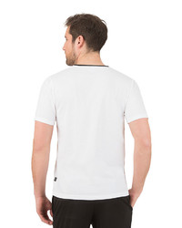 weißes und schwarzes bedrucktes T-Shirt mit einem V-Ausschnitt von TRIGEMA V-Shirt in Retrooptik