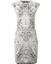 weißes und schwarzes figurbetontes Kleid mit Blumenmuster von Alexander McQueen