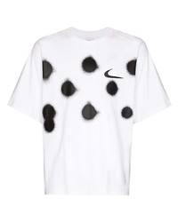 weißes und schwarzes gepunktetes T-Shirt mit einem Rundhalsausschnitt von Nike