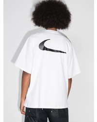 weißes und schwarzes gepunktetes T-Shirt mit einem Rundhalsausschnitt von Nike