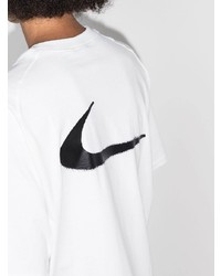 weißes und schwarzes gepunktetes T-Shirt mit einem Rundhalsausschnitt von Nike