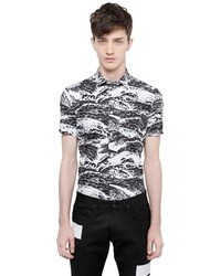 weißes und schwarzes Kurzarmhemd mit geometrischen Mustern