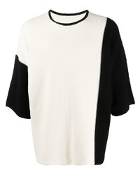 weißes und schwarzes Strick T-Shirt mit einem Rundhalsausschnitt von Homme Plissé Issey Miyake