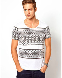 weißes und schwarzes T-Shirt mit einem Rundhalsausschnitt mit geometrischen Mustern