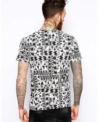 weißes und schwarzes T-Shirt mit einem Rundhalsausschnitt mit geometrischem Muster