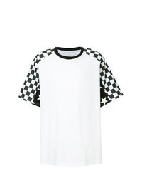 weißes und schwarzes T-Shirt mit einem Rundhalsausschnitt mit Karomuster