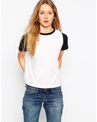 weißes und schwarzes T-Shirt mit einem Rundhalsausschnitt