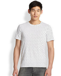 weißes und schwarzes T-shirt mit geometrischem Muster