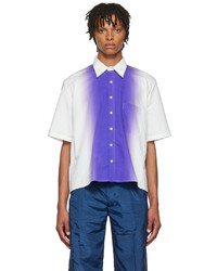 weißes und violettes Kurzarmhemd