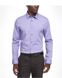 weißes und violettes vertikal gestreiftes Langarmhemd